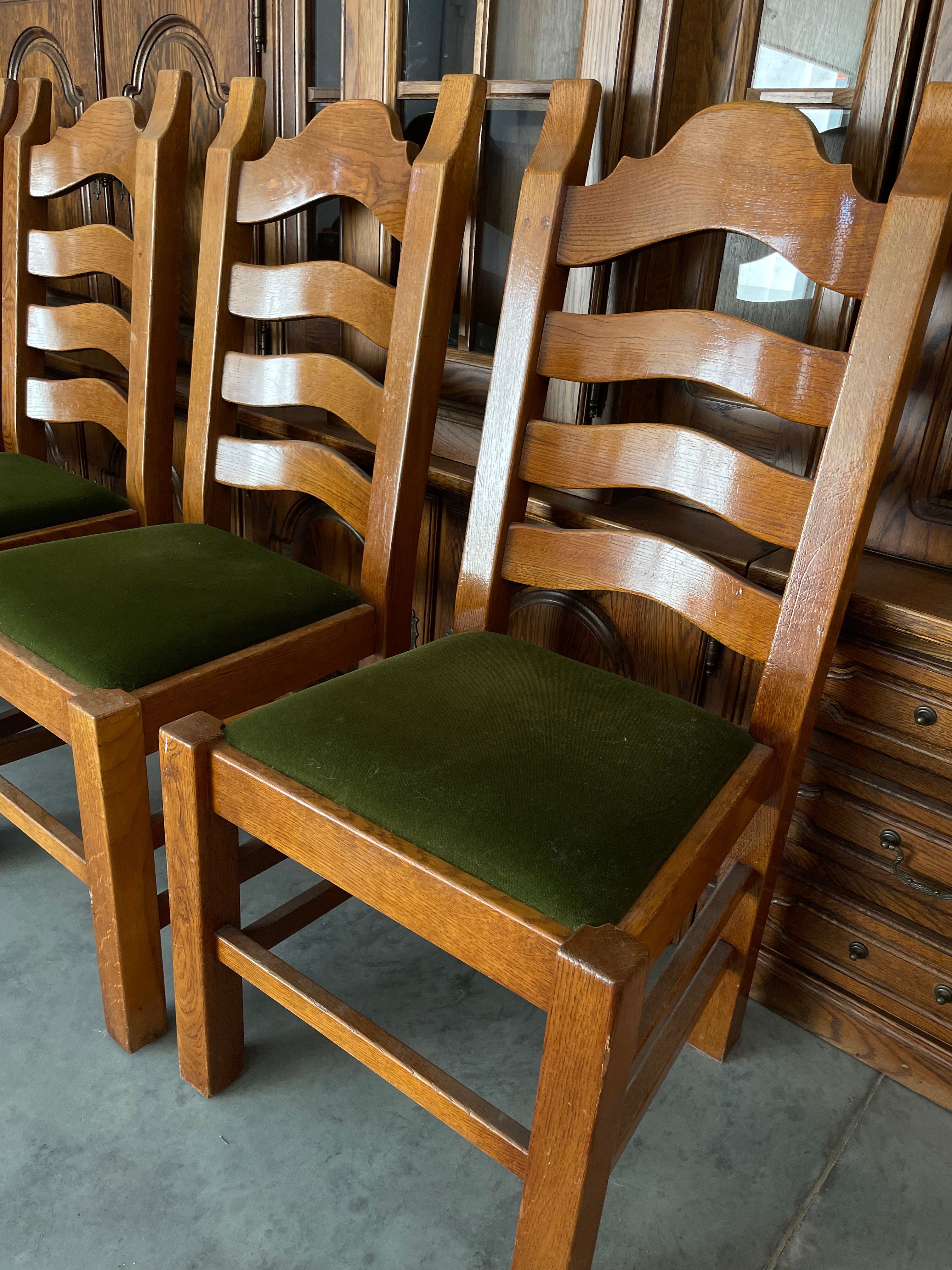 Komplet drewnianych krzeseł