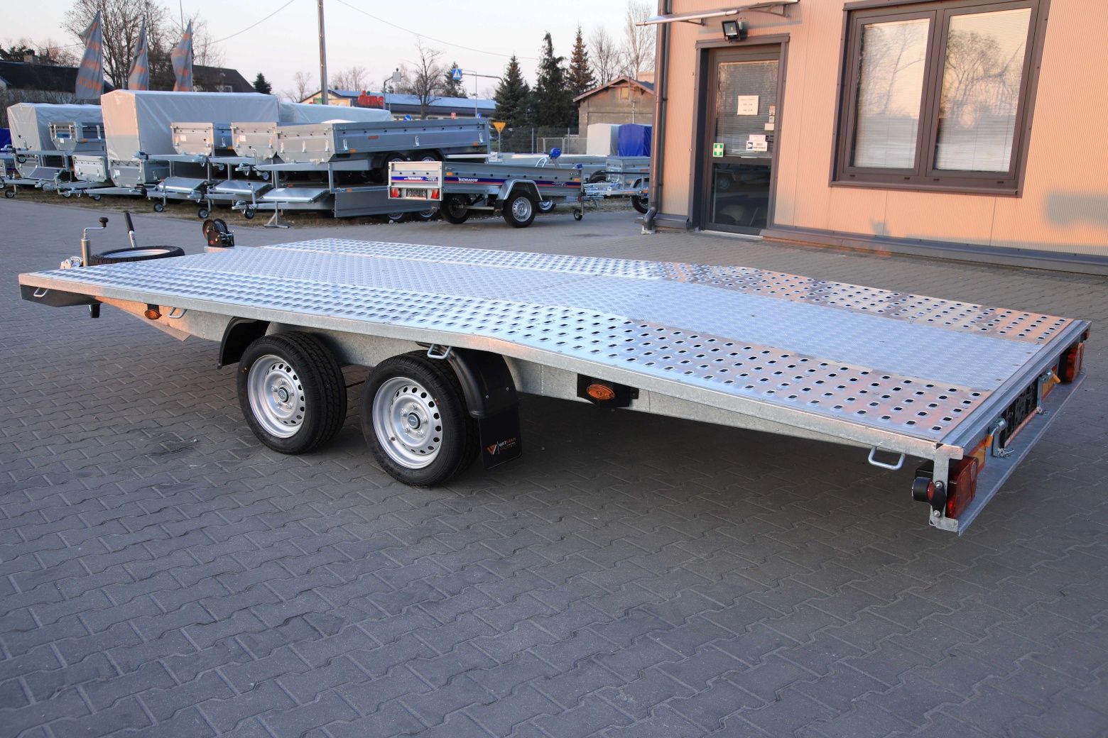 Wynajem lawety 2500 dmc, transport samochodów