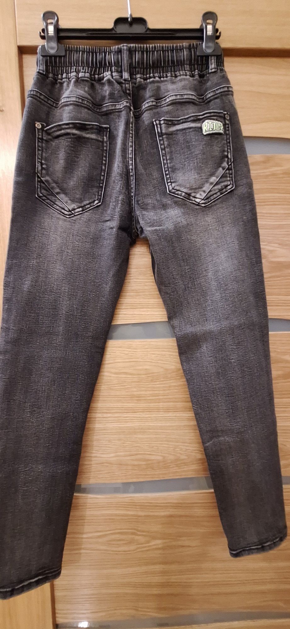 Czarne jeansy 164