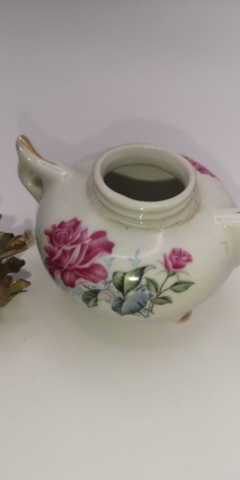 Lampa naftowa porcelanowa miniaturowa wysokość 17 cm w kwiatki.