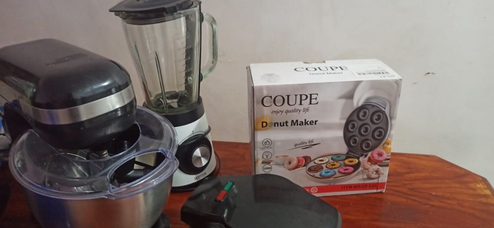 Liquidificador, máquina de donuts e máquina de fazer bolo