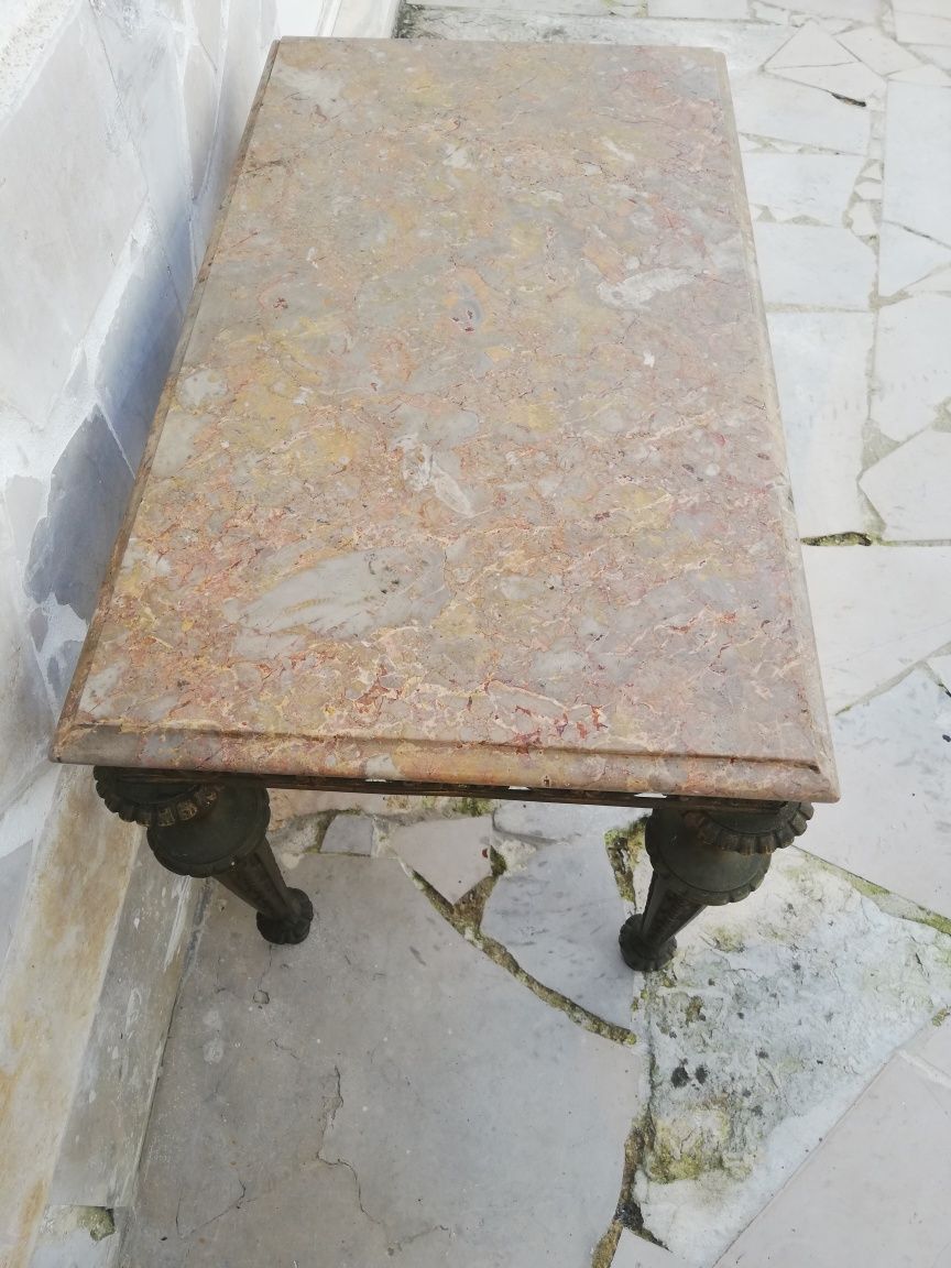 Mesa antiga de latão e com tampo de pedra mármore