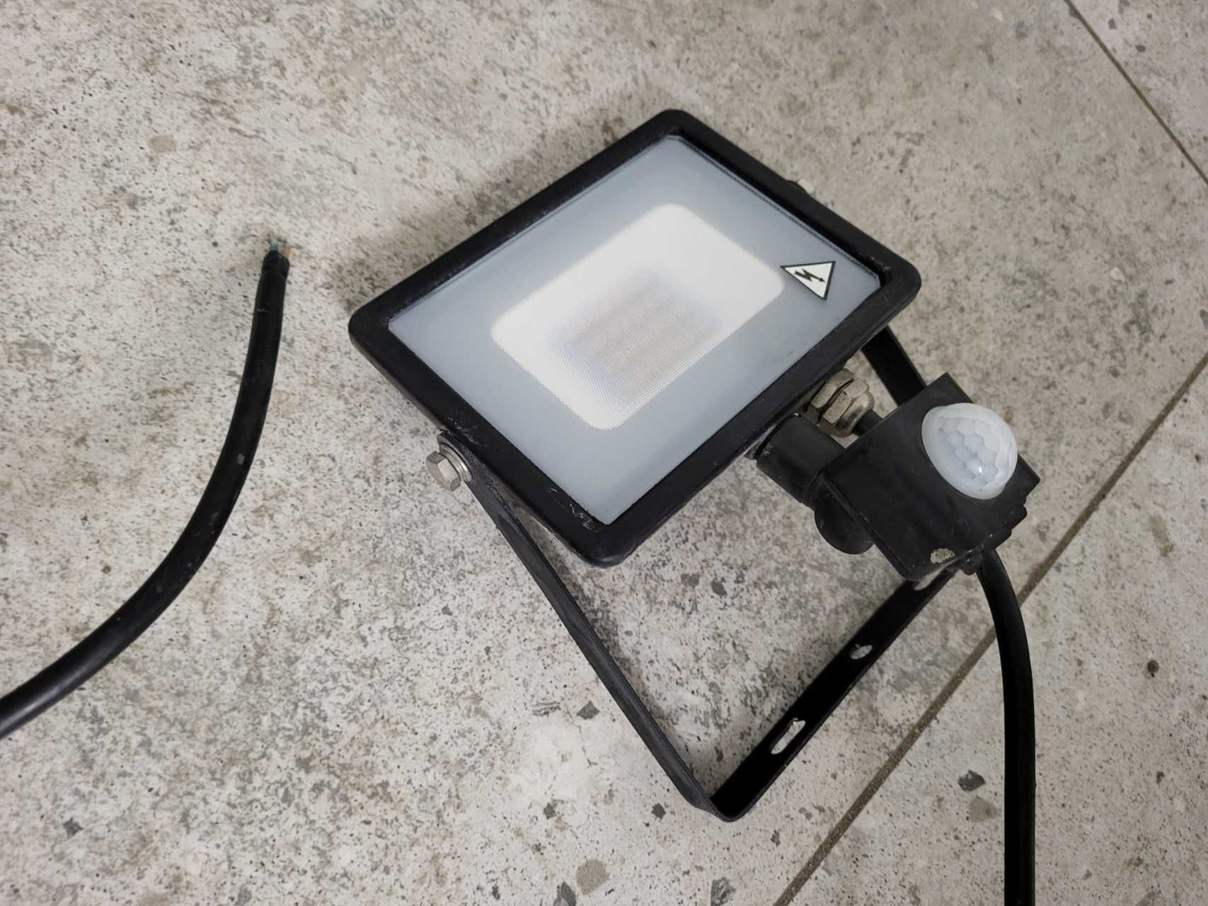 Halogen Naświetlacz LED czujnik ruchu 20W SAMSUNG V-TAC