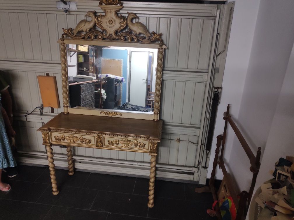Mesa e espelho antigos