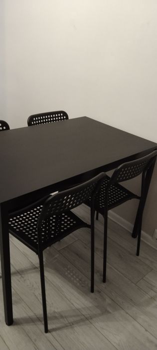 Zestaw stół z krzesłami