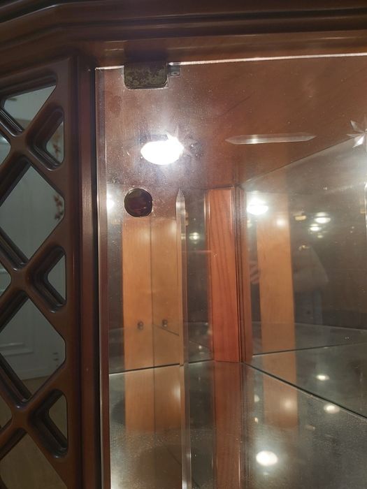 Móvel de canto cristaleira em madeira e vidro com iluminação interior