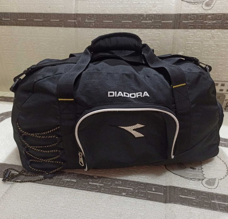 Сумка дорожня спортивна чорна Diadora з плечовим ременем 55х25х30