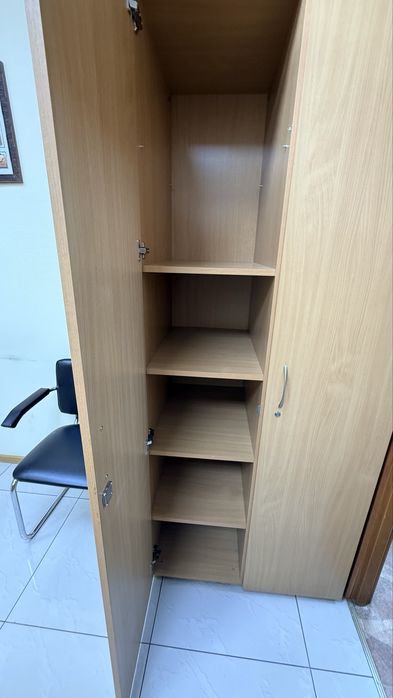 Офісний стіл та меблі