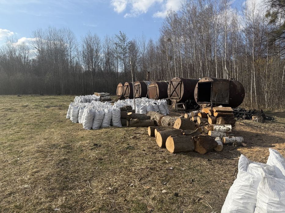 Виробництво деревного вугілля.