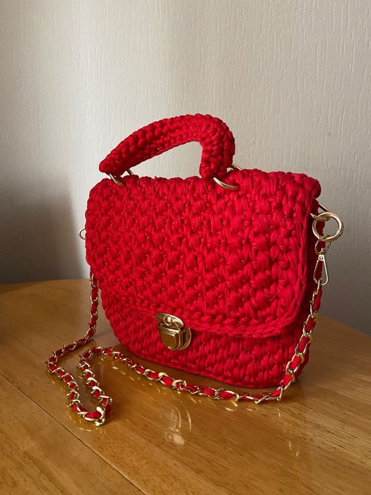 Сумочка червона,вʼязана своїми руками,робота професійна,місця багато.