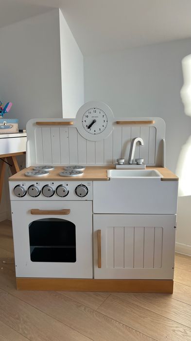 Drewniana kuchnia dla dzieci, plus dodatki