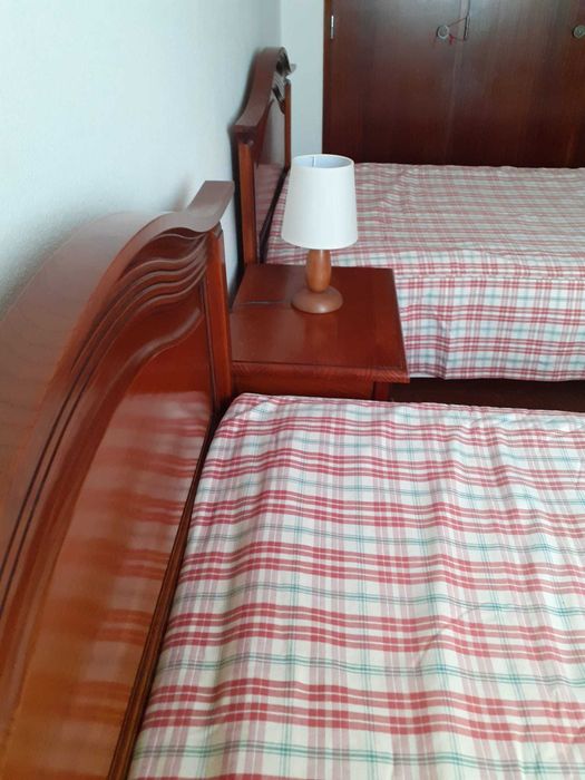 Mobilia de quarto em pinho de mel em excelente estado