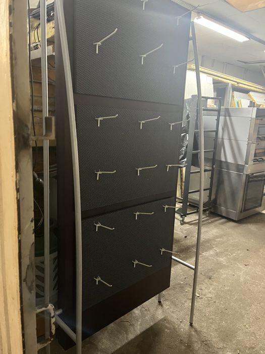 Expositor em chapa e madeira com 18 ganchos