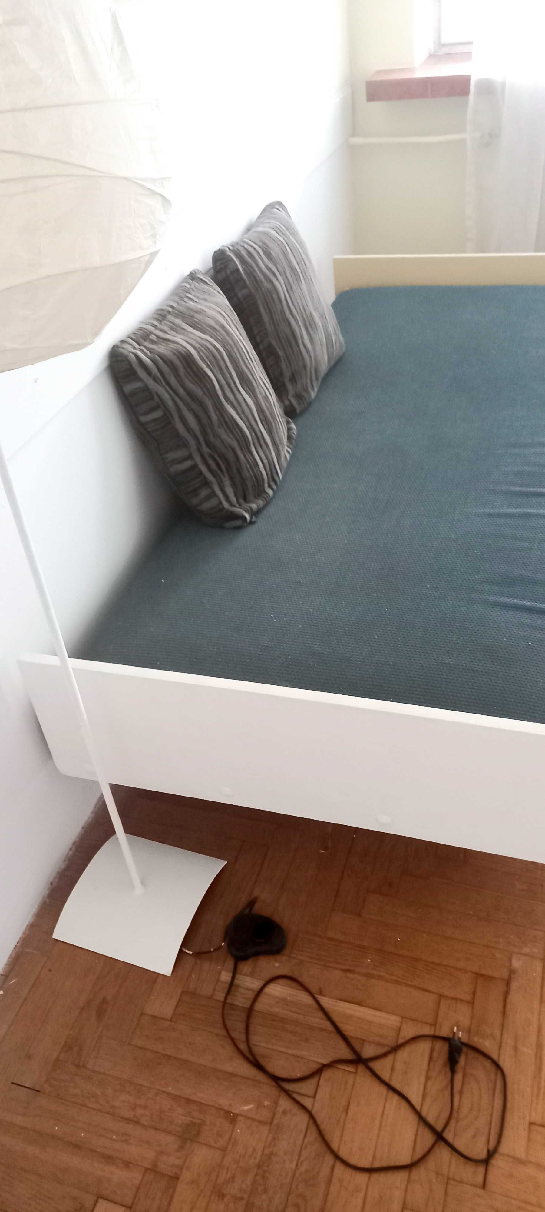 łóżko pojedyncze z materacem 90x200, stan bardzo dobry