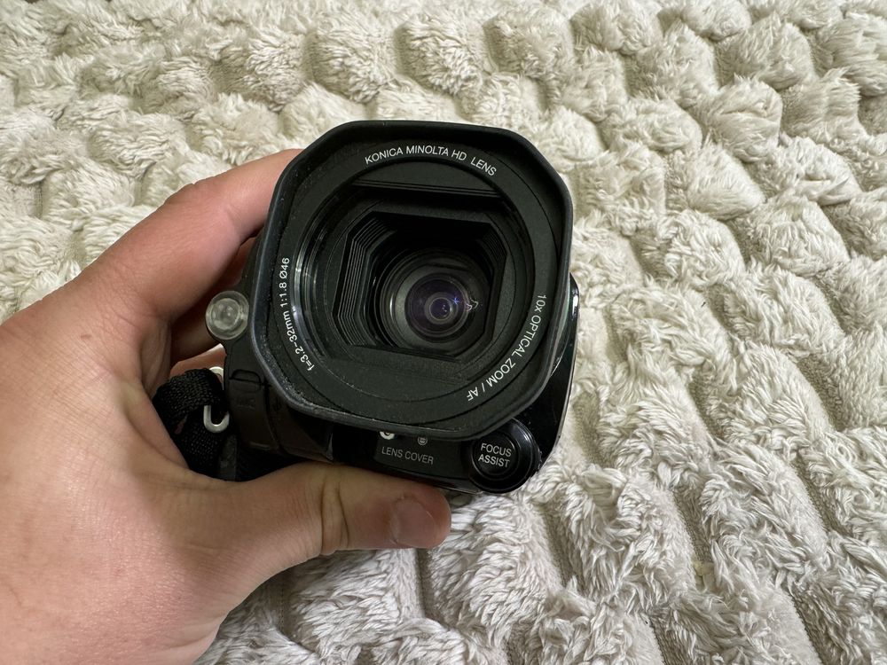 Kомпактнa HD-відеокамера c жостким диском JVC GZ-HD3 1012)