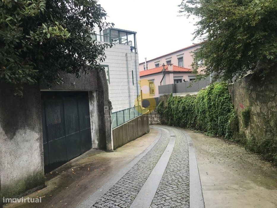 Terreno com duas moradias (artigos independentes) e garagem em Para...
