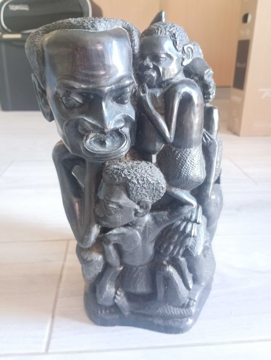 Escultura em pau preto detalhada ( mais de 50 anos )