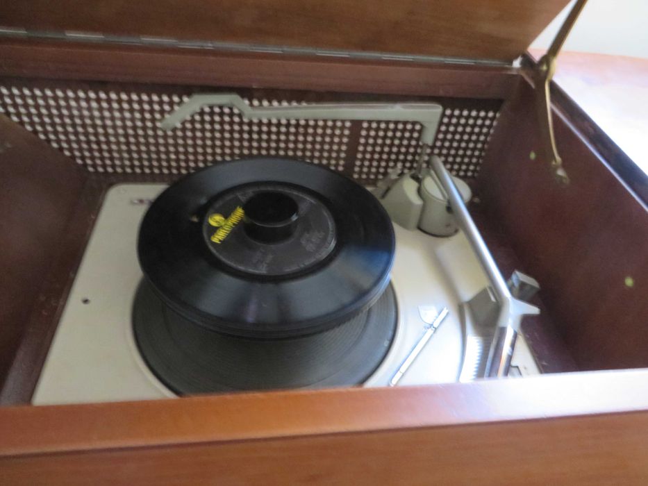 Móvel com Rádio e Gira discos Philips