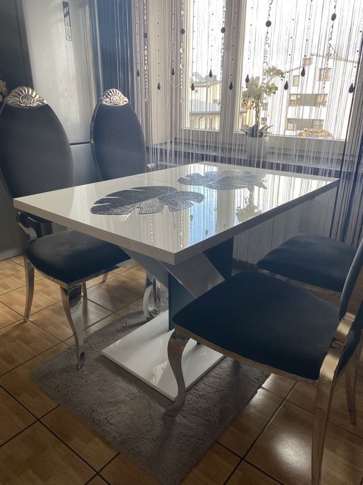 Nowoczesny prostokątny stół w biało-czarnym połysku