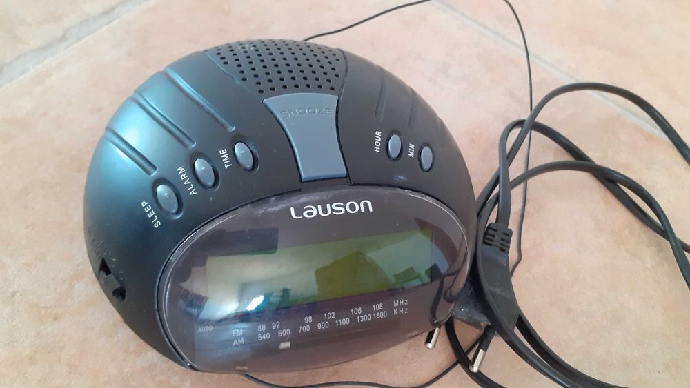 Rádio despertador, alimentação tomada 220V ou pilha 9V.