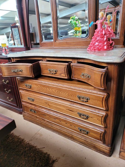 Cómoda em madeira maciça com tampo em pedra e espelho - ÓPTIMO ESTADO