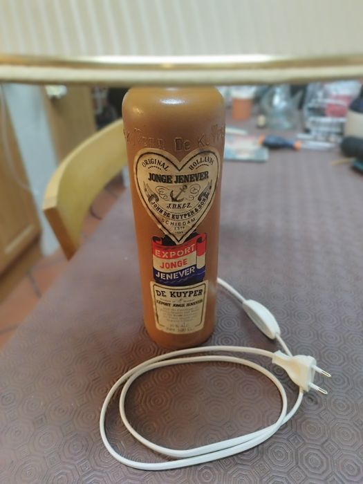 Candeeiro de mesa, com base  de garrafa antiga de genebra