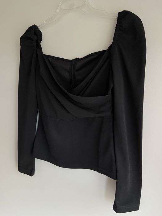 czarna elegancka bluzka z długimi rękawami z dekoltem na zakładkę