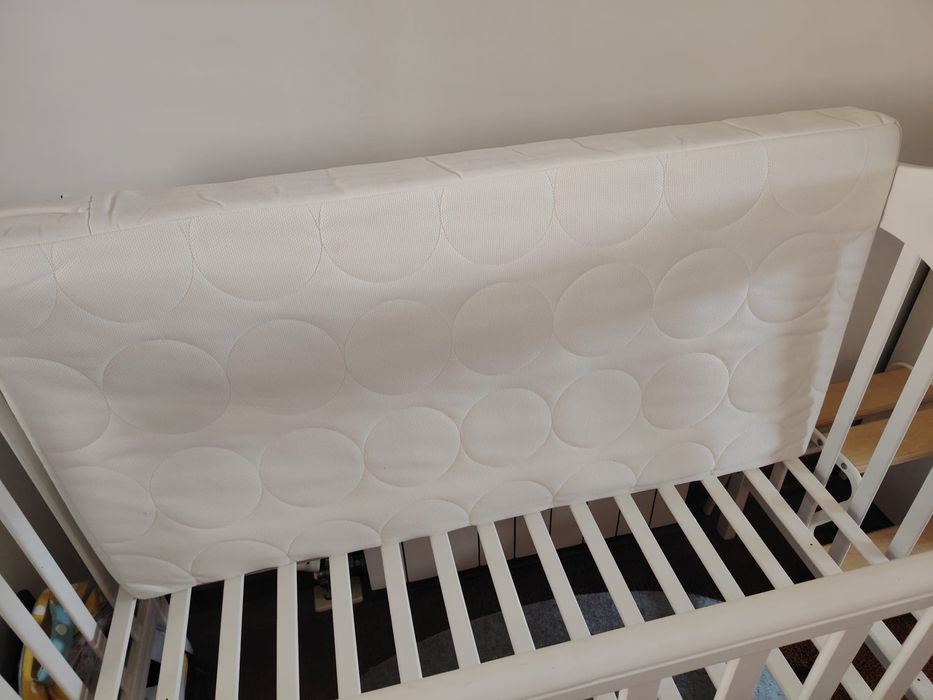 Berço/cama de grades com colchão