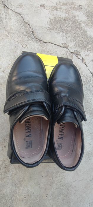 Кожаные школьные черные туфли на мальчика 28 размерн