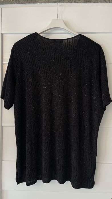 Czarna bluzka z kryształkami.