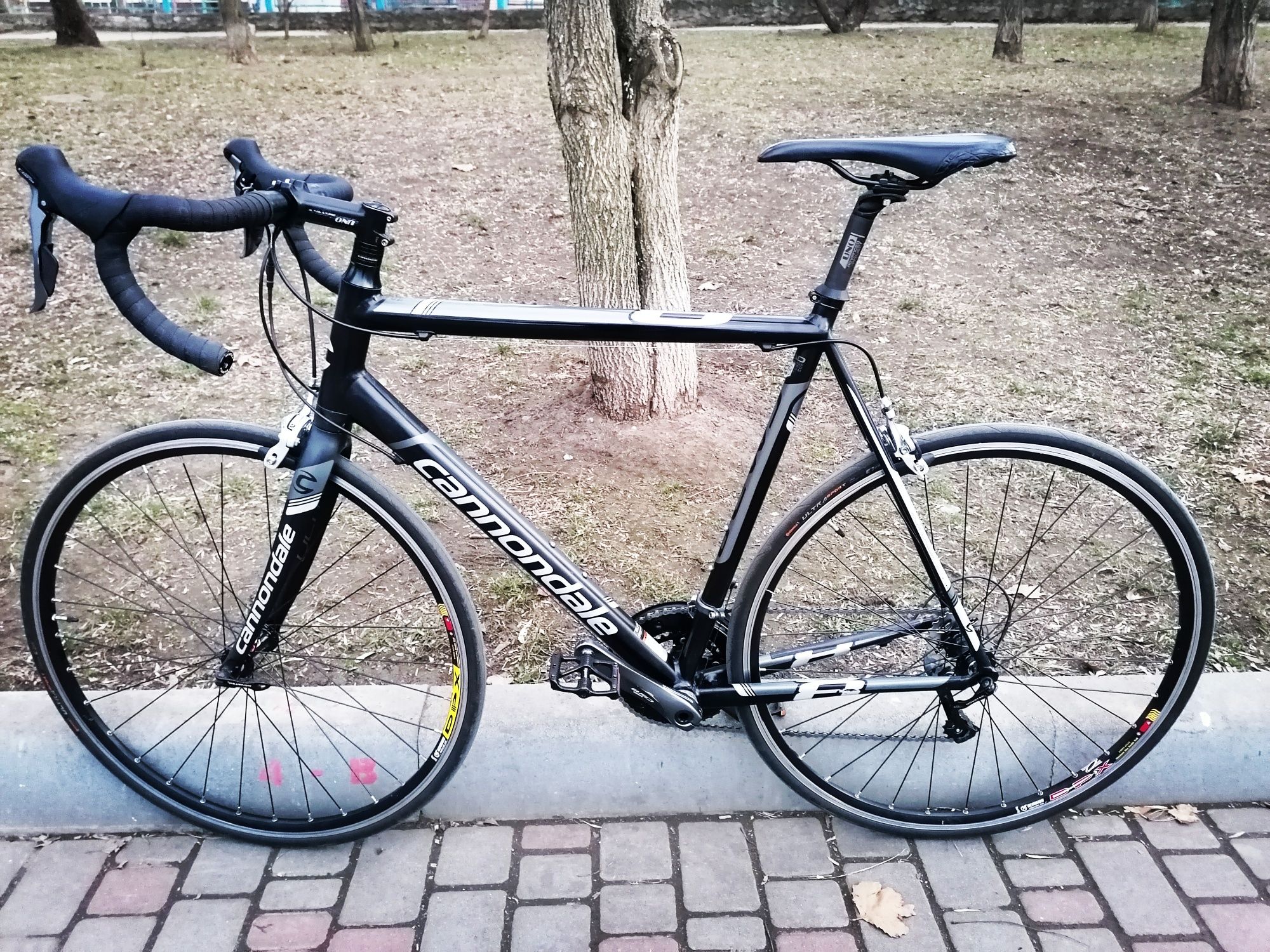 Шоссейный велосипед CANNONDALE