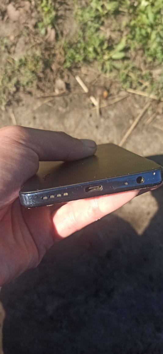 Смартфон 16:256 в гарному стані є зарядний пристрій