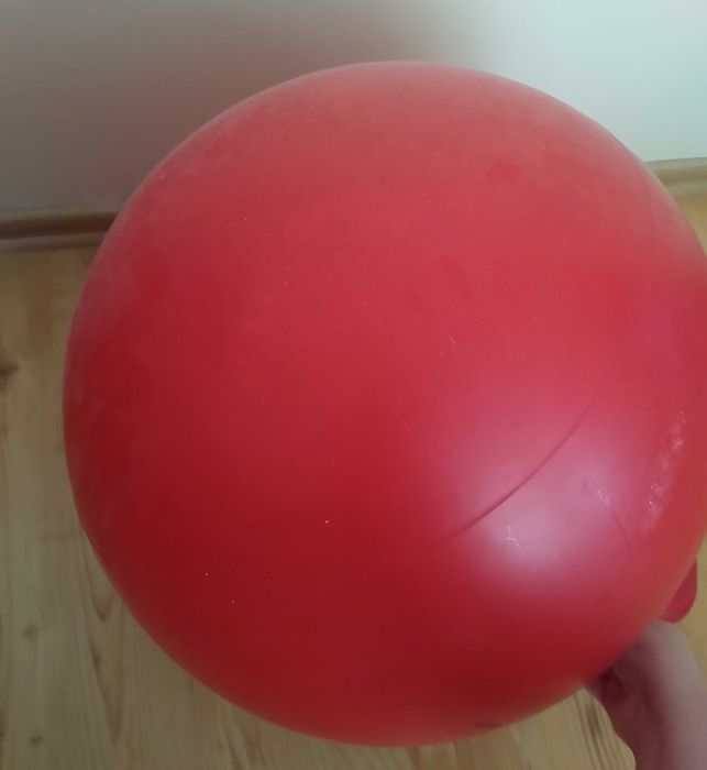 Sprzedam piłka do skakania dla dzieci z uchwytem czerwona z oczami