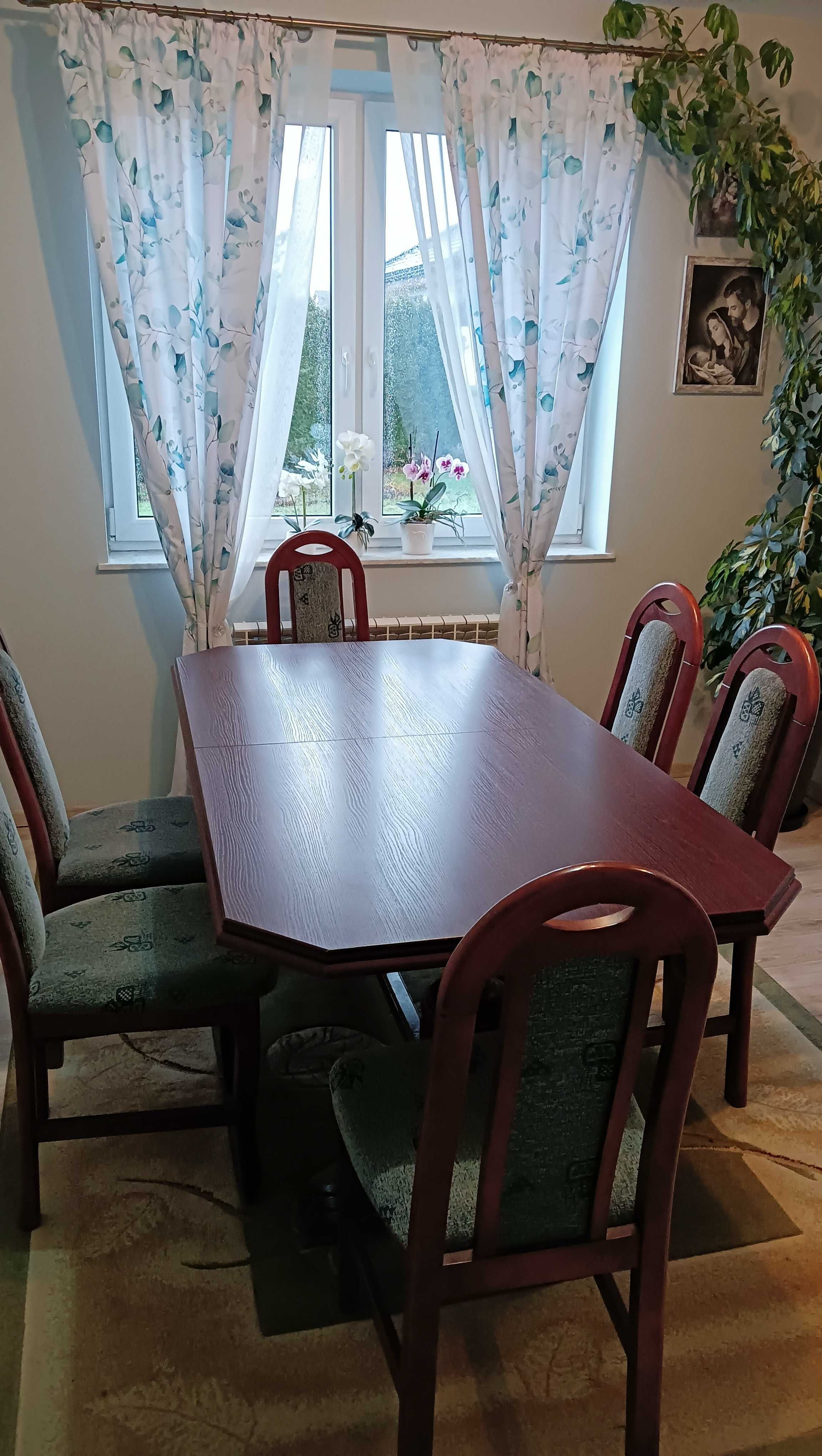 Stół  rozkładany.