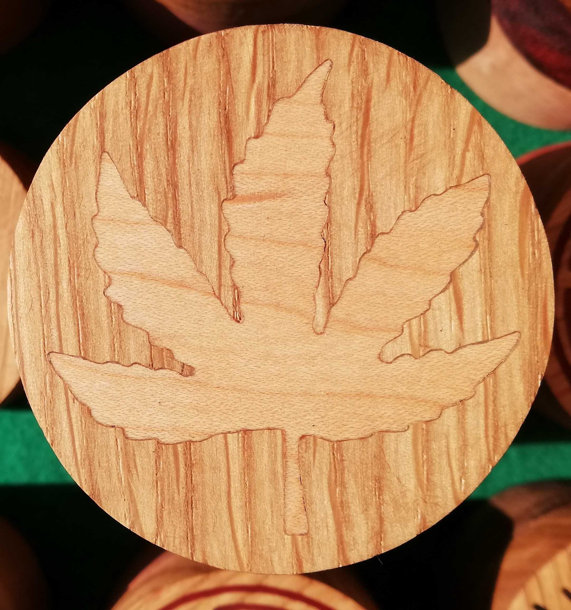 liść konopi siewnej, hemp, zioło, trawa, drewniane pudełko intarsja