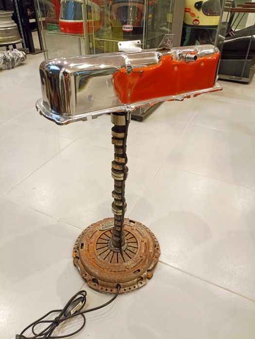 Candeeiro de secretária com peças automóvel