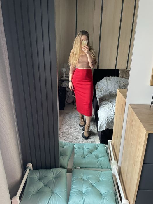 Czerwona dopasowana spodnica midi z rozcieciem