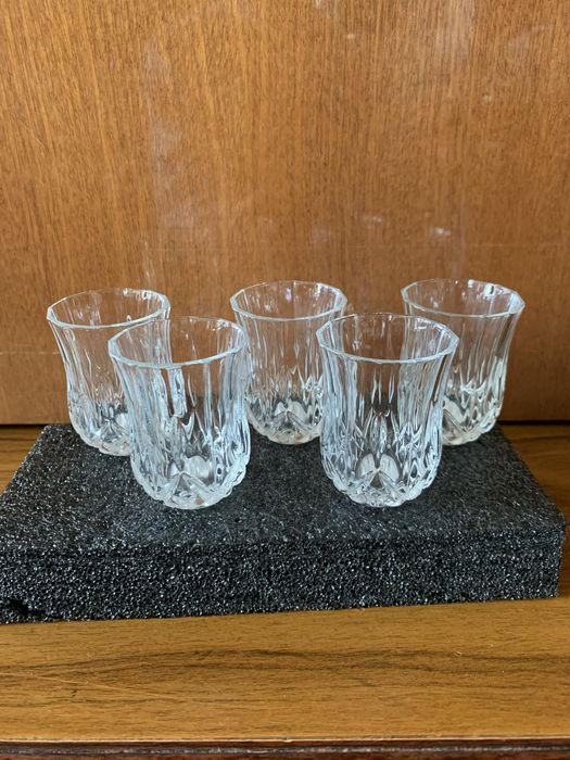 Керамічні вироби,рюмки,блюдо металеве.