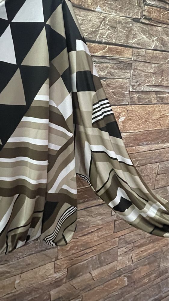 Blusa com padrão e elástico no fundo