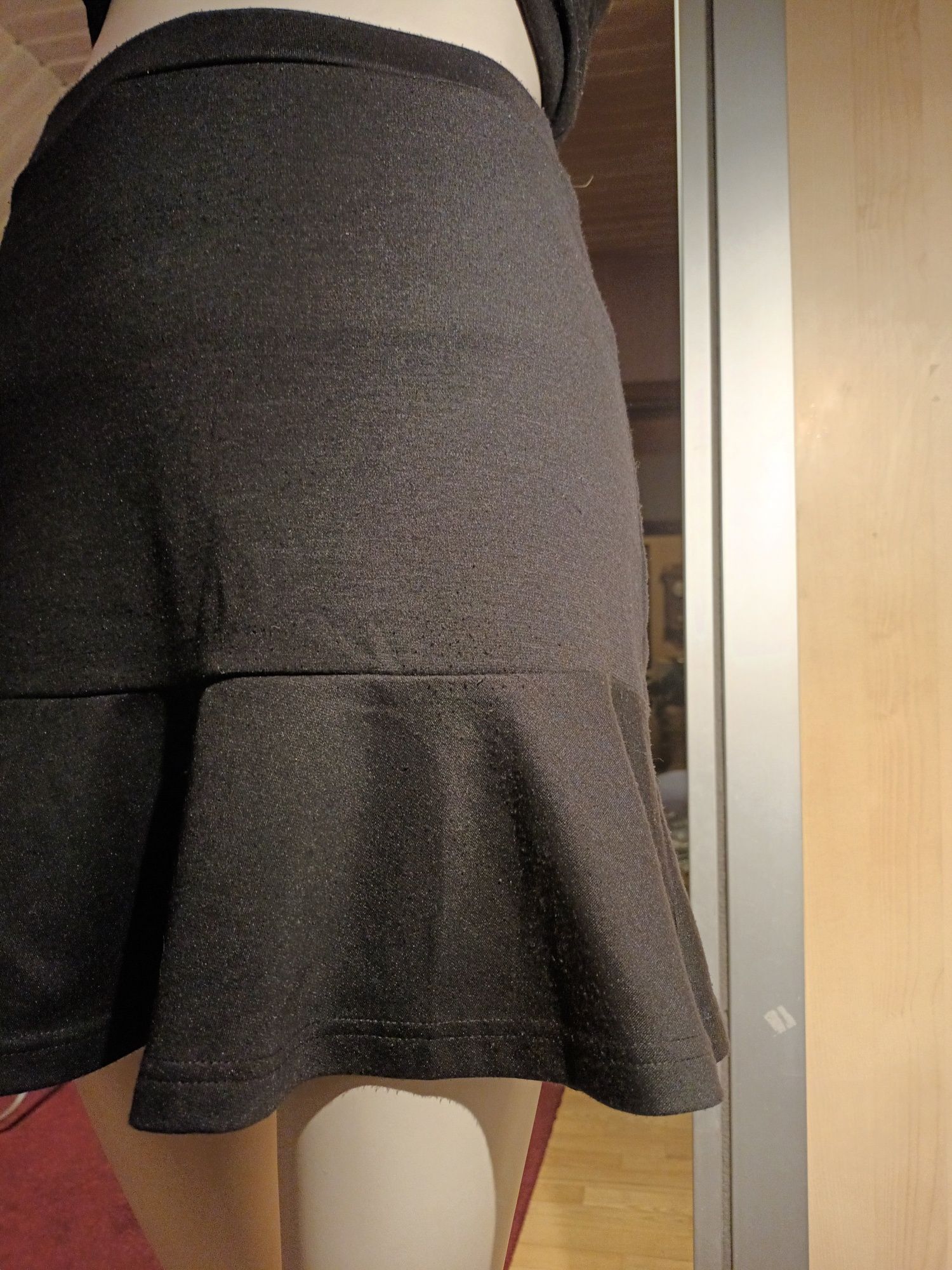 Czarna spódnica z falbanką XS