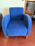 Poltrona azul em veludo