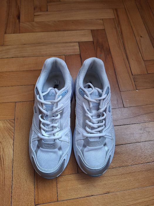 Białe sneakersy FILA