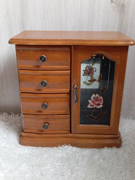 Drewniana szkatułka na biżuterię