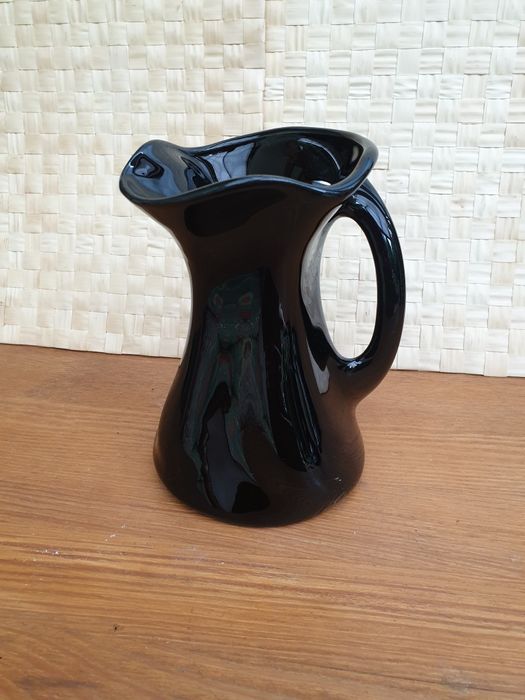 Czarny wazon żłobiony