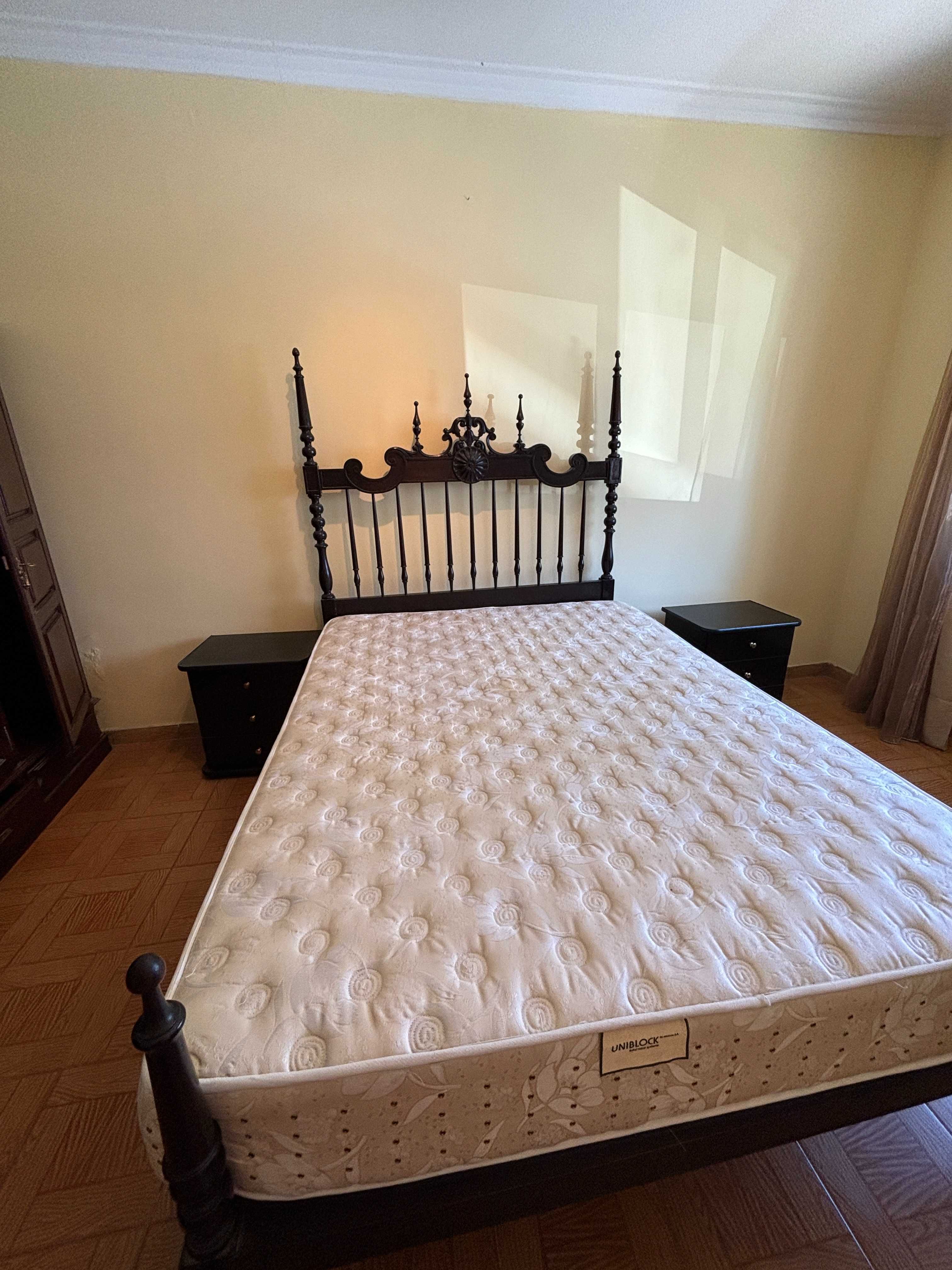 Cama em madeira + colchão