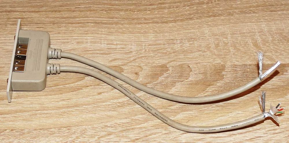 Zaślepka do obudowy z 2 gniazdami USB A i odcinkami kabla w ekranie