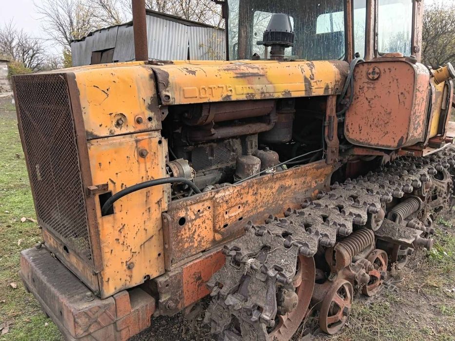 Трактор ДТ 75 с плугом