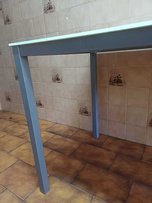 Mesa em ferro com tampo de vidro