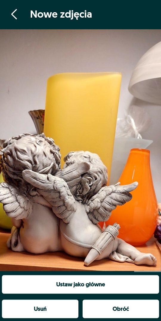 Putto , porcelanowa figurka chłopiec z czerwoną szarfą,sygnowana
