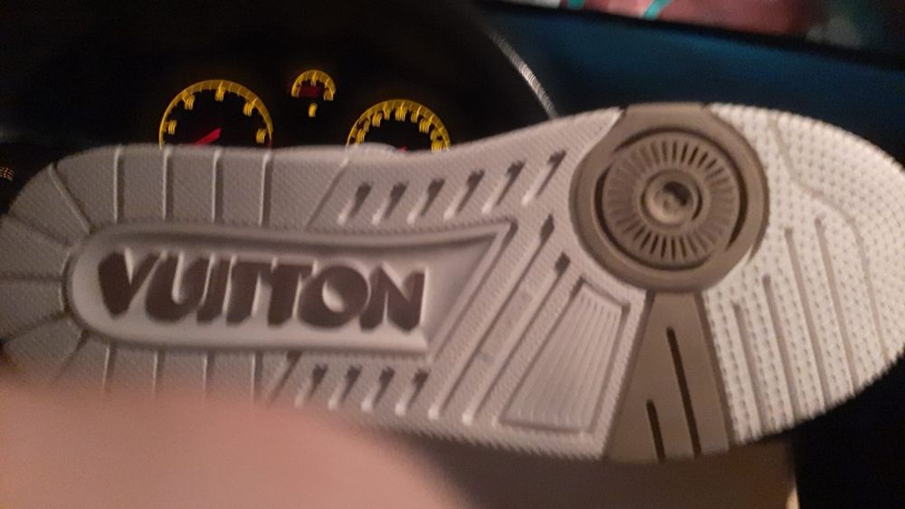 Sapatilhas LV, completamente novas, tamanho 43